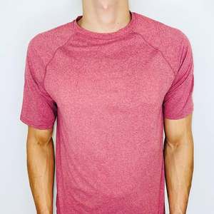 เสื้อยืดคอกลมแขนสั้นทรงเข้ารูปสำหรับผู้ชาย สีน้ำเงิน แห้งเร็ว ระบายอากาศได้ดี พร้อมโลโก้ด้านหน้า ผลิตจากโพลีเอสเตอร์ถัก สีพื้น สไตล์สปอร์ต - Product Image 6