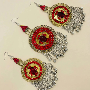 Collar clásico tribal afgano con medallones redondos en forma de escudo, monedas de plata tradicionales y detalles de cuentas rojas vibrantes. - Product Image 1