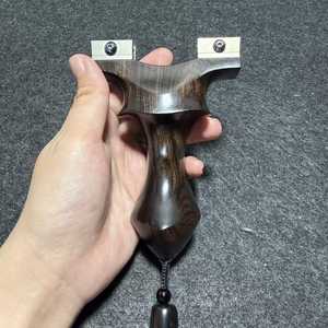 Tirachinas Profesional con Mango de Madera y Agarre Ergonómico Cómodo, Banda Elástica Resistente para Deportes y Recreación al Aire Libre - Product Image 5