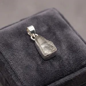 Pendentif élégant en cristal de quartz naturel brut et argent sterling 925, charme énergétique spirituel, bijou unisexe pour usage quotidien - Product Image 2