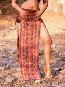 Jupe portefeuille tribale faite à la main, imprimé géométrique à blocs, jupe fendue haute, style bohème pour festival. - Product Image 2