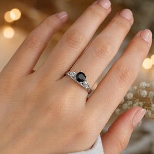 Bague solitaire exclusive en diamant noir |   Diamant noir taille ronde avec pierres d'accentuation blanches |   Cadeau de bijoux élégants et raffinés pour femmes - Product Image 1
