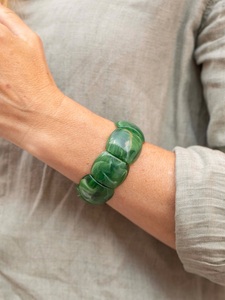 Bracelet en résine de mode haut de gamme avec finition décorative de luxe, accessoire de poignet moderne pour femmes dans le monde entier - Product Image 2