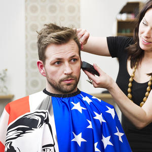 Capa de peluquería personalizada negra con diseño de poste de barbero y mano de calavera, antiadherente, para uso en salones de belleza y barberías. - Product Image 3