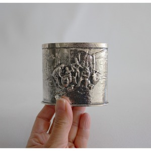 Porta-encendedores de Plata Vintage con Escena en Relieve, Duradero para Uso Doméstico - Product Image 4