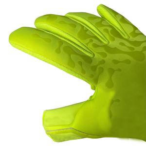 La paume texturée et les doigts flexibles offrent un contrôle stable lors des plongées avec les gants de gardien de but pour une utilisation quotidienne en match. - Product Image 2