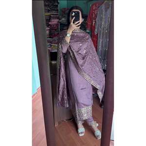 Ensemble de vêtements de fête pour femmes de créateur haut bas Dupatta pour un look élégant - Product Image 2