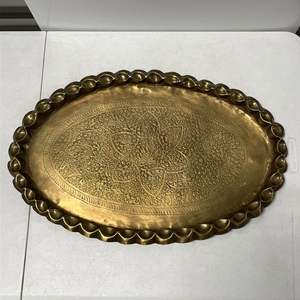 Exquisita bandeja de servir de latón con detalles artesanales finos, adecuada para fines de entretenimiento elegantes. - Product Image 5