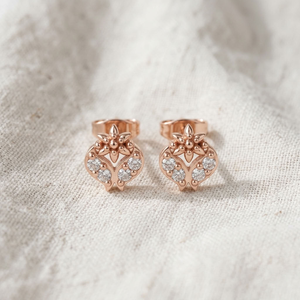Boucles d'oreilles clous en or rose 14K avec motif floral en forme de cœur et accents de diamants de laboratoire pour femme - Idéales pour le quotidien, les fêtes et les cadeaux de fiançailles - Product Image 2