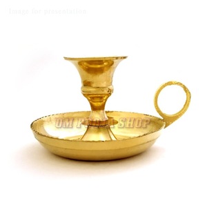 El brillo suave que refleja el latón crea un ambiente relajante y romántico, un increíble portavelas hecho por ARTISTIQUE. - Product Image 5