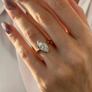 Bague solitaire en diamant de laboratoire Marquise E VVS2 de 2 carats, sertie de saphirs, bague de fiançailles conique, certifiée IGI - Product Image 6
