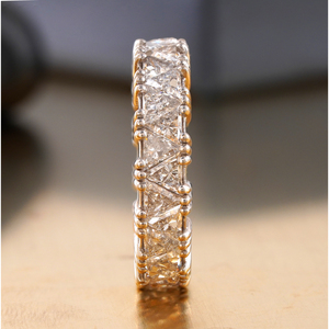 Bague d'éternité en or jaune 14K de 3,48 carats, taille Trillion, sertie de diamants de laboratoire VVS1 et VVS2, avec incrustation en sertissage canal. - Product Image 2