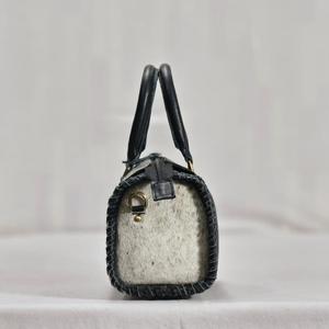 Bolso de Mano de Lujo en Piel Vacuna con Asa Superior, Cierre de Cremallera, Diseño Floral en Relieve Turquesa, Ligero y de Alta Calidad - Product Image 3