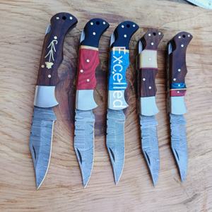 Couteau pliant damas fait à la main de 2mm d'épaisseur avec serrure arrière couteau de poche multifonctionnel avec manche en bois Pakka et gaine en cuir - Product Image 1