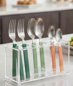 Juego de cubiertos de acero inoxidable con mangos verdes y naranjas, diseño minimalista reutilizable para uso en camping y en la mesa. - Product Image 5