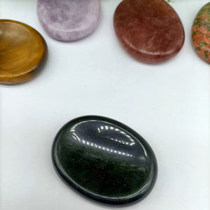Pierres de méditation et de guérison en obsidienne noire naturelle en gros, pierres de Feng Shui ovales sculptées à la main pour le pouce et la paume, petites pierres sculptées à la main pour la méditation et la guérison. - Product Image 6