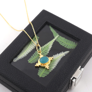Collier en pierres précieuses pour usage quotidien, pendentif ovale en calcédoine aqua, plaqué or 18 carats, avec cadre de perles design. - Product Image 5