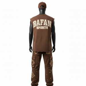 Ensemble 2 pièces pour homme : T-shirt sans manches en coton doux marron de haute qualité et pantalon cargo avec logo personnalisé thermocollé en strass - Product Image 3