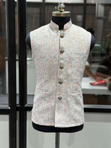 เสื้อโค้ทผู้ชายคุณภาพดีเยี่ยม หรูหรา ปักลายแจ็คการ์ดและเลื่อม เหมาะสำหรับงานแต่งงานและการแสดงบนเวที มีจำหน่ายในราคาที่คุ้มค่า - Product Image 5