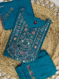 Ensemble Kurti brodé bleu sarcelle longueur ras du sol avec dupatta, tenue décontractée traditionnelle indienne et pakistanaise pour femme, coupe régulière, en viscose pure Mango - Product Image 2