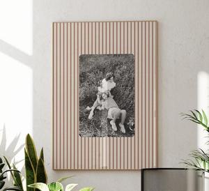 กรอบรูปไม้สไตล์มินิมอลทันสมัย พร้อมแผ่นรองผ้าลายทาง สำหรับตกแต่งผนังห้องนั่งเล่นและสำนักงาน - Product Image 1