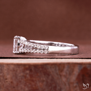 แหวนเพชรทรงยาว 1 กะรัต รูปทรงคุชชั่นคัท ฝังเพชรแบบสปลิตพาเว่ วงแหวนทองคำขาว 10K รับรองโดย IGI แหวนหมั้น - Product Image 3