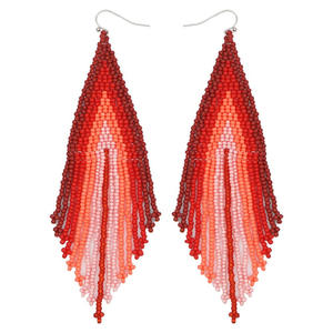 Boucles d'oreilles pendantes longues faites à la main avec perles bordeaux, orange et ivoire, style bohème, pour un look affirmé - Product Image 2