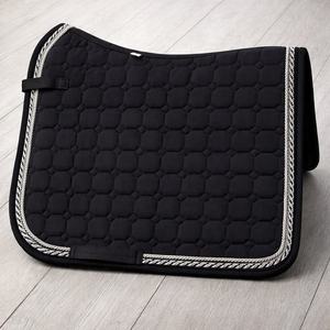 แผ่นรองอานม้าเดรสสาจระดับพรีเมียม สีดำ แบบเย็บติดกัน สำหรับขี่ม้าแบบอังกฤษ รับทำโลโก้ตามสั่ง ขายส่งจากผู้ผลิต - Product Image 1