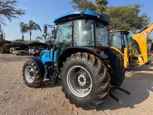 Tractor Solis con rendimiento agrícola confiable, opciones 4x4, elevación hidráulica potente y motor diésel eficiente - Product Image 4