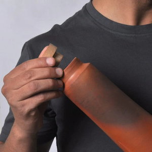 Juego de 2 botellas de terracota hechas a mano - 800 ml con tapón de corcho y tapa de madera - Product Image 2