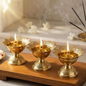 Ensemble de 3 lampes à huile en laiton faites à la main, style lotus, décoratives traditionnelles indiennes, pour la maison - Product Image 1