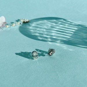 Pendientes de diamantes cultivados en laboratorio con certificación GIA de 1.50 CT E VVS1, corte brillante ovalado excelente, oro blanco de 18k, diseño unisex, estilo minimalista. - Product Image 5