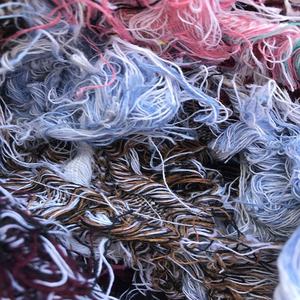 Fils de coton recyclé de fabrication indienne, fibres douces à haute absorption pour le nettoyage et le rembourrage textile, disponible à la vente - Product Image 5