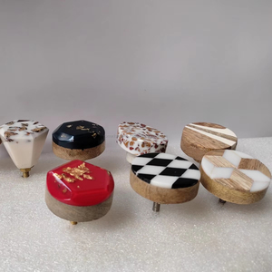 Pomos de madera y resina hechos a mano de primera calidad para armarios, cajones y armarios con diseño artístico contemporáneo - Product Image 1