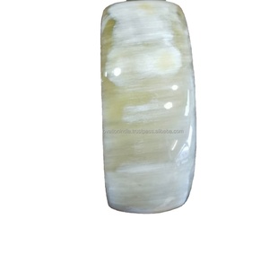 Brazalete de cuerno de búfalo hecho a mano de alta calidad para mujer tallado en Feng Shui y estilos de amor - Product Image 1