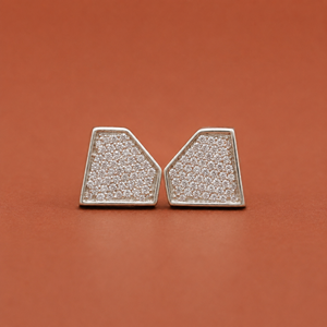 Boucles d'oreilles trapézoïdales en argent sterling 925 avec cristaux, design moderne et élégant - Product Image 1