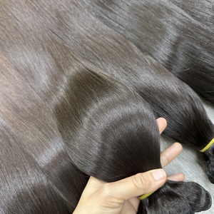 Cheveux humains à double trame lissés à la perfection et enrichis de brins naturels pour un aspect plus doux et plus réaliste, prêts à être expédiés. - Product Image 3