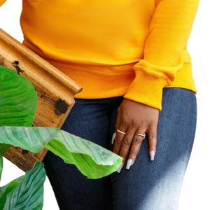 Sudadera de Invierno de Felpa Suave de Algodón Premium con Capucha y Bordado de la Hermandad Sigma Gamma Rho para Mujer, Color Oro Sólido - Product Image 4