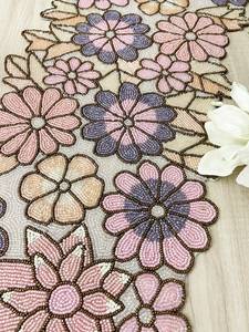 Camino de Mesa Bordado a Mano, Diseño de Lujo Personalizado, Color Rosa y Morado, con Cuentas, Ligero, Duradero y Ecológico - Product Image 4