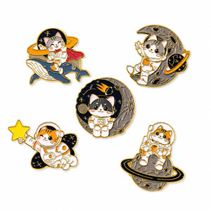 Pins Decorativos de Metal Esmaltado con Diseño Espacial Personalizado para Ropa - Product Image 2