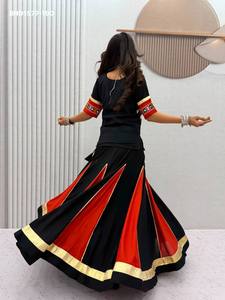 Ropa para festivales: Lehenga acampanada estilo Kali de algodón puro multicolor con trabajo estilo Gamthi y blusa con abertura lateral larga. Proveedor indio. - Product Image 3