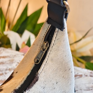 Bolso de Lujo Portátil Impermeable Antirrobo de Piel Genuina y Poliéster Ligero con Cremallera Única y Diseño de Letras de Venus Leathers - Product Image 4