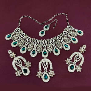 Collier et bague de luxe élégants plaqués or 24 carats avec pierres de cristal – Idéal pour les fêtes, mariages, fiançailles, demoiselles d'honneur et mariées - Product Image 5