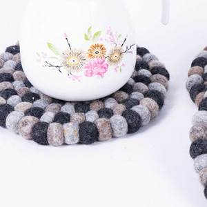 แผ่นรองแก้วทำมือหลากสี ทำจากขนสัตว์ธรรมชาติ ซึมซับน้ำได้ดี แห้งเร็ว ไม่เป็นรอย สำหรับเครื่องดื่ม จัดเก็บในครัว น้ำหนัก 1000 กรัม ชุด 4 ชิ้น - Product Image 2