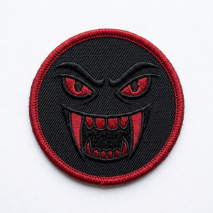 Parche Termoadhesivo Redondo Bordado Personalizado de Bate y Daga, Insignia Gótica de Espada de Vampiro para Chaquetas y Jeans, Proveedor Mayorista - Product Image 2