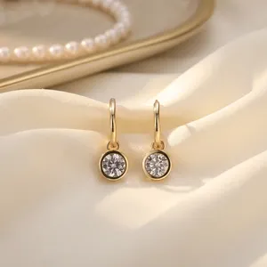 Boucles d'oreilles créoles articulées pour femme en or massif 18 carats, serties de diamants taille brillant, certifiées IGI, couleur F, style classique, bijoux de mariage et de fête - Product Image 3