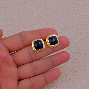 Boucles d'oreilles clous carrées en laiton plaqué or 18 carats avec pierre précieuse Sodalite naturelle en forme de coussin, faites à la main, style bohème chic, accessoires de mode, cadeau - Product Image 3