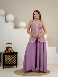 Ensemble de vêtements ethniques régionaux en soie romaine avec broderie de sequins de 5 mm, comprenant un haut, un sharara, un palazzo et un dupatta (MW 5071) - Product Image 1