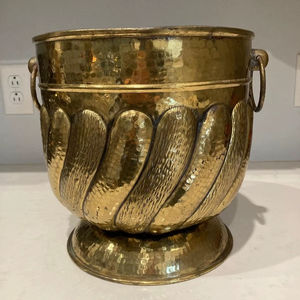 กระถางต้นไม้โลหะสไตล์ร่วมสมัยพร้อมเคลือบทองสำหรับปลูกต้นไม้ในร่มและตกแต่งอพาร์ทเมนต์สมัยใหม่ - Product Image 1