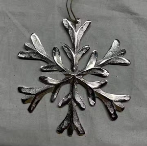 Boule de décoration suspendue en métal de flocon de neige de Noël et ornements d'arbre de différentes tailles - Product Image 3